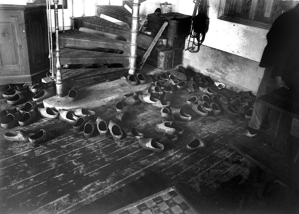 Les sabots au pied de l’escalier menant à la salle de lecture Plaque photographique – 1920 – Jacques de THÉZAC Collection musée départemental breton